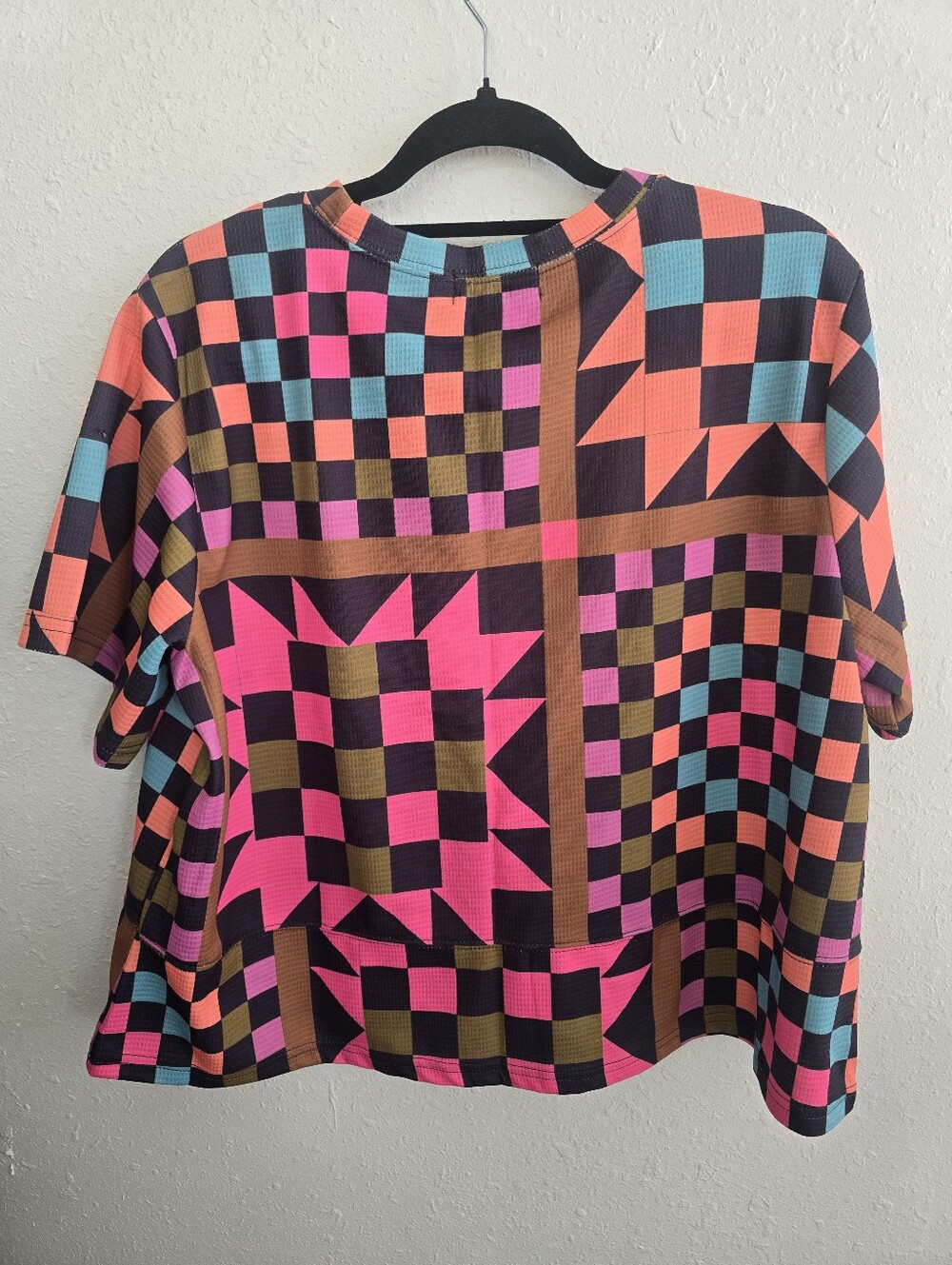 2 Fly Co. NWT SEW IT GOES *RANCH HOUSE QUILT Print Boxy Short Sleeve Top - Picture 7 of 8